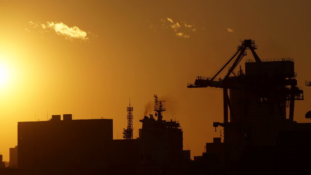 東京湾サンセット 貨物船と沈む太陽　インターバル撮影