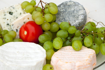 Cheese with white grapes and tomato