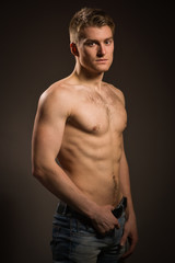 Naklejka premium Strong athletic man on dark background