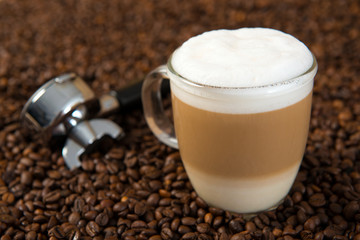 Latte Macchiato auf Kaffeebohnen