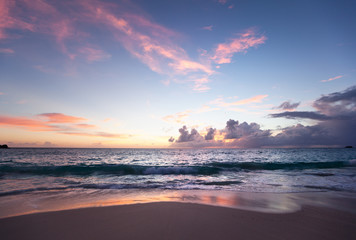 Fototapeta na wymiar Zachód słońca na plaży na Seszelach