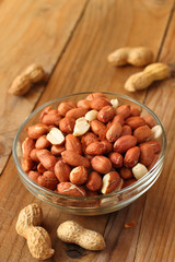 Raw peanuts or groundnuts with a nutshell