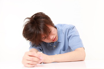 落ち込む男性