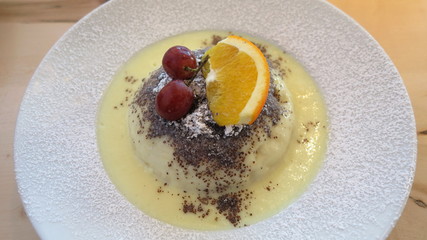 knödel mit vanillesauce