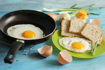 Selbstklebende Fototapete Spiegeleier Ei zum Frühstück im Grünen