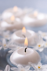 Obraz na płótnie Canvas candele galleggianti con fiori narcisi bianchi