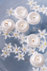 candele galleggianti e fiori narcisi