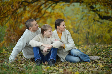 Fototapeta premium Happy family in park sitting