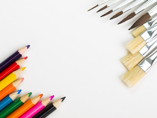 Buntstifte und Pinsel