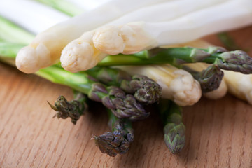 roher weißer und grüner Spargel