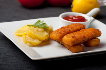 Fischstäbchen mit Kartoffelsalat