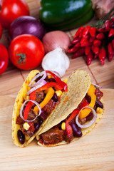 Tortilla gefüllt mit Bohnen und Fleischsoße