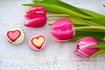 Glückwunschkarte Herz Pralinen mit Tulpen - Grußkarte zum Geburtstag, Muttertag oder Frauentag - Frühling Blumen