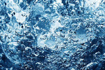 Sauberes Wasser mit Blasenbildung beim Gießen von Wasser