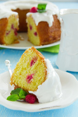 Kugelhopf with raspberries and icing.