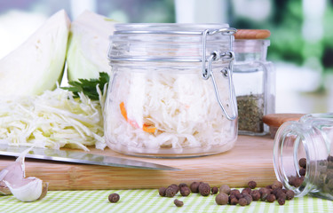 Composition with fresh and marinated cabbage (sauerkraut),