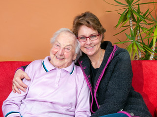 Pflegerin mit alter Dame
