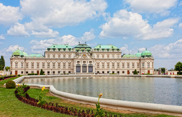 Obraz premium Belvedere palace is reflected in fountain water, Vienna, Austria