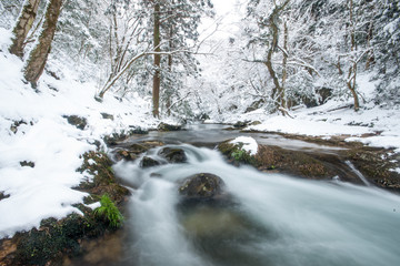 雪と渓流