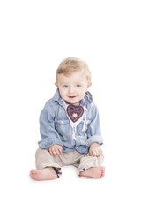 Kleiner Bub im s&uuml;&szlig;en Outfit