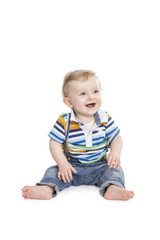 Kleiner Bub im süßen Outfit lachend