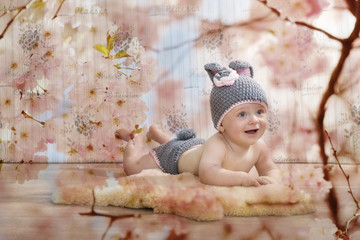 Kleiner Osterhase lachend