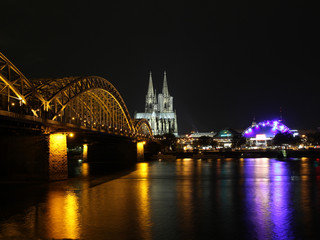 Fototapeta premium Hohenzollernbrücke Kölner Dom und Oper bei Nacht