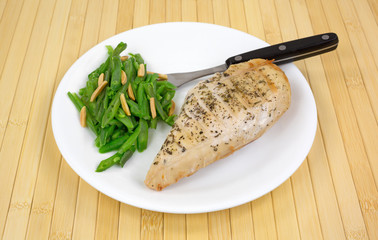 Healthy meal of chicken and green beans