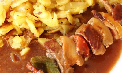 Schaschlikspieß an Bratkartoffeln