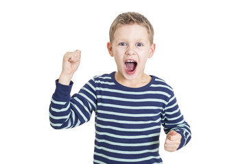 Junge schreit mit erhobener Faust