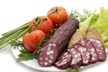 колбаса на тарелке