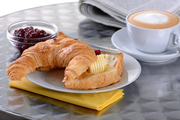 Frühstück mit Croissant