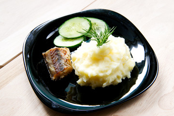Grilled fish with potatoes