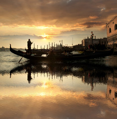 Venise avec gondole contre beau coucher de soleil en Italie
