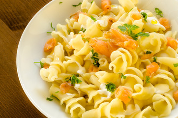 Gigli con panna e salmone, cucina italiana