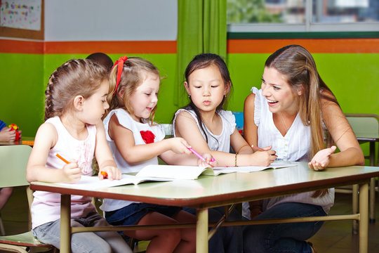 Mädchen malen im Kindergarten