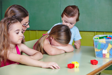 Trauriges Kind weint im Kindergarten