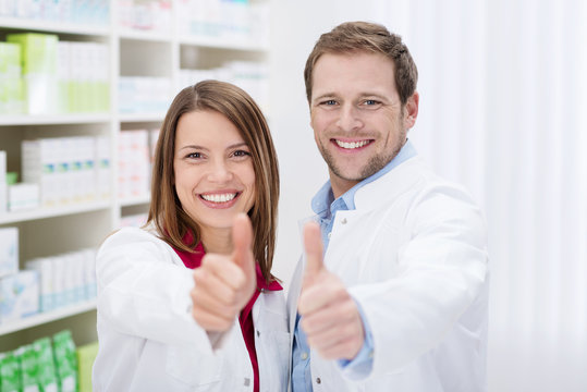 apotheker zeigen daumen hoch