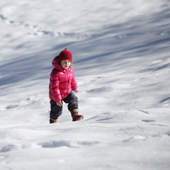 Fototapeta na wymiar Bambina e la neve