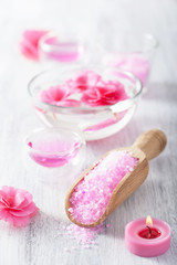 Obraz na płótnie Canvas pink flower salt and essential oil for spa