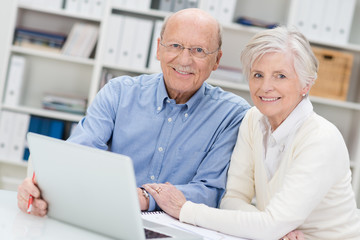 rentner informieren sich am laptop