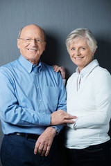 glückliches älteres ehepaar