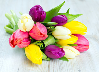Obraz premium colorful tulips on wooden table