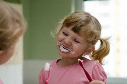 child brushing teets