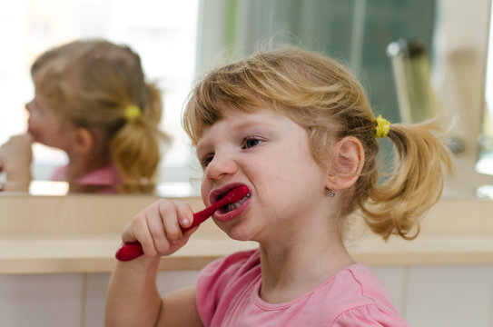 child brushing teets
