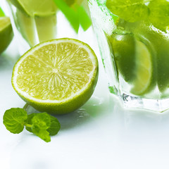 Fototapeta na wymiar Fresh drink with lime and mint