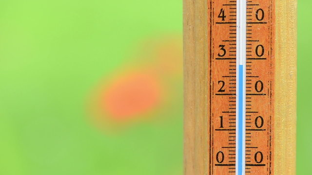 Fast fall temperature on wood thermometer scale exceed 30 degree