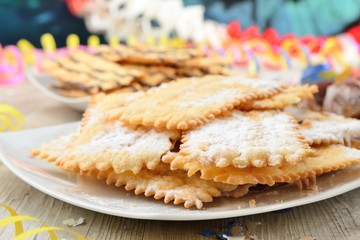 Chiacchiere o frappe dolce di carnevale