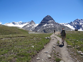 Fototapeta premium Randonneurs en Haute-Maurienne, face au mont Séti