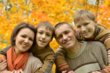 Fototapeta premium Happy family in the autumn park